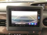 【バックカメラ】運転が苦手な方も車庫入れラクラクです!ギアをリバースに入れれば自動的に切り換わりますので、面倒な操作は不要です♪狭い駐車場もお車を傷つけず安心ですね!
