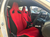 【専用スポーツシート】ホールド性に優れ、カーブ時の体が流れを抑制してくれます。また、体にフィットするから腰や背中が疲れにくく、ロングドライブや高速走行でも快適にお過ごしいただけます♪