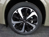 足元は純正サイズ235/50R20 タイヤは新車装着タイヤ トーヨータイヤPROXES sports 2026年製です。ホイールは、純正20インチアルミホイール。ブラックメタリック塗装に切削加工を施したデザイン