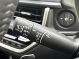 雨天時でもクリアな視界を確保できるワイパーレバー。操作も簡単で、雨の日の運転をサポートします。間欠機能で、状況に応じた最適な拭き取りが可能です。