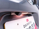 後退時に車両の後ろ側をモニター画面に表示します。車庫入れなどでバックする際に後方確認ができて便利です。車庫入れが苦手な人もこれで安心。