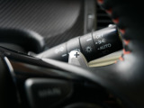 【パドルシフト】 指先のパドルで簡単にシフトチェンジ。手軽にマニュアル車感覚で、スポーティなドライブを楽しむことができます。