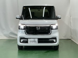 LEDヘッドライトを装備しています。LEDヘッドライトはとても明るく、雨の日や夜間走行も安全・安心です。オートライトコントロール付きで周囲の明るさに応じて自動で点灯・消灯します