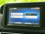 多彩なソースに対応し、快適なドライブをサポート。CDやラジオ、AUXなど、お好みの音源を選べます。使いやすいインターフェースで、運転中も操作しやすいのが魅力です。