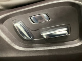 運転席にはパワーシートを装備!シート位置を記憶するメモリー機能付きなのでご夫婦で2名分セットすると便利です♪