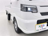 明るいライトが夜道を明るく照らしてくれます。 運転する上で、道路状況をいかに早く認識できるか重要なポイントです。 白色光が暗い道も明るく照らしてくれますよ。