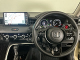 【ハンドル】運転にかかわる様々な操作を安全に行えるように視点移動が少なく操作性に配慮されたスイッチ類が凝縮されたコックピットです。