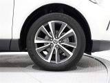 アルミホイールを装備、タイヤサイズは225/60R18です。
