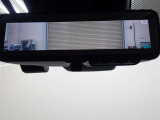車両後方カメラの映像をインナーミラー内のディスプレイに表示。ヘッドレストや荷物などで視界を遮られずに後方確認できます!