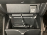 アクセサリーソケットはUSBのアダプターなどをつければ、スマホの充電にも使えます。周辺には物が置けるボックスがついています。