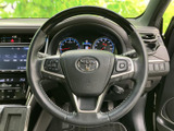 握りやすいステアリングで、快適な運転操作をサポート。操作スイッチも配置され、運転中でも直感的に操作が可能です。