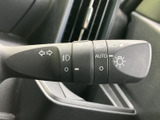 操作しやすい位置に配置されたウインカーレバー。直感的に操作でき、安全な車線変更をサポートします。灯火類の操作も簡単に行えます。