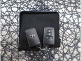 【スマートキー】キーをバッグやポケットに入れたままでもドアロックの開閉が出来るほか、エンジンキーを挿さなくてもエンジンスタートストップが出来ます。