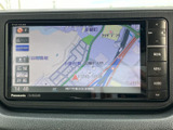 高精細な地図画面で、目的地までスムーズに案内。運転に集中しながらも、安心して道を確認できます。ナビゲーション機能が充実しています。