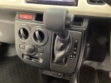 CVT車のセレクトレバーです。低速から高速まで、変速ショックのないスムーズな走りを実現するとともに、エンジン効率のよい領域を維持することで燃費にも貢献します。