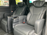左右独立式のシート配置で、乗車時の快適性を高めています。ゆったりとくつろげる空間です。