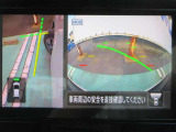ナビ画面にアラウンドビュ-モニタ-の映像を映し出しています。  狭い場所での車庫入れをサポ-トしてくれる便利アイテムです。