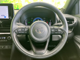 握りやすい形状で、長時間の運転でも疲れにくいステアリング。操作スイッチを配置し、運転に集中できる環境です。