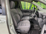 運転席まわりには十分なスペースがあり、大柄な方でもゆったり運転していただける環境です。