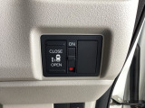 左側に電動スライドドアを装備。ワンタッチで開閉できるため、荷物の積み降ろしやお子さまの乗り降りがスムーズです。