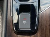 電動ブレーキ&オートホールドでブレーキ力を自動でキープ信号待ちなどの停車時に、ブレーキペダルを踏み続けていなくても自動的にブレーキ力がキープ。ペダルを踏み続けることによる足の疲れを緩和します。