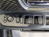 パワーウィンドウのスイッチですよ。 運転席に居ながら窓を開け閉めのコントロールできますよ。 ロック機能で、子供がイタズラして窓を開けるという事も無くなりますよ。