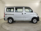 大きな開口部のスライドドアは、狭い駐車スペースでも乗り降りや荷物の積み下ろしも楽々です。
