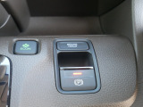 【電子制御パーキングブレーキ】スイッチ操作でパーキングブレーキをオン/オフ。発進時、運転席のシートベルトが着用されている時アクセルを踏めば自動的に解除されます。