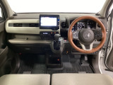 車内は光触媒抗菌消臭施工済です。スタイリッシュなデザインで暖かみのあるインパネ周りを演出します。グローブボックスやカップホルダーのほかにトレーなどたくさんの収納スペースが装備されています。