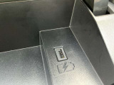 運転席前にUSB充電ポート装備!