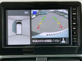 アラウンドビューモニターです。上空からお車の周りを見る感覚で表示されますので、車庫入れも安心です。