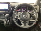 【ハンドル】運転にかかわる様々な操作を安全に行えるように視点移動が少なく操作性に配慮されたスイッチ類が凝縮されたコックピットです。