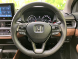 手に馴染むステアリングは、運転の楽しさを高めます。操作性も良く、正確なハンドリングをサポートします。