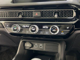 オートエアコンは左右席で独立温度コントロールが可能です。シートヒーター付きで、冷えた車内でもスイッチを押せば数秒で座面と背もたれがあたたかくなります。