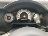 視認性の高いメーター類が、運転に必要な情報を的確に伝えます。走行状況を把握しやすく、安全運転をサポートする機能が充実しています。シンプルで分かりやすいデザインです。