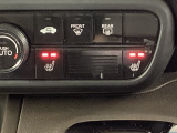 運転席と助手席にシートヒーターが付いています☆寒い時期に腰周りを温めてくれるので体全体が温まりやすいのは勿論、暖房と違い顔に風が当たらないので、乾燥肌やドライアイの方でも大丈夫☆
