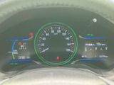 視認性の高いメーター類で、運転に必要な情報を的確に把握。安全運転をサポートする、機能的なデザインです。