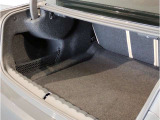 【トランクルーム】全面をファブリック処理し荷物に傷がつくのを防ぎます。ラゲージルーム照明を装着。背もたれをほぼ水平まで倒すことが出来ます。大きな荷物の収納にも便利です。