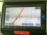見やすい地図画面で、目的地までスムーズに到着できます。渋滞情報も確認でき、効率的なルート選択をサポートします。運転の安心感を高めます。