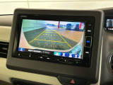 リバースギアに入れるだけで後方の表示へ切り替わります。夜間や雨の日の駐車も楽になりますよ。