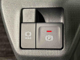 指先だけで簡単に操作が可能な電動パーキングブレーキを採用。「HOLD」スイッチを押すと、渋滞や信号待ちなどでブレーキペダルから足を離しても、ブレーキを保持するので安心です