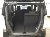 後席は分割可倒式で、用途に合わせてアレンジ可能。荷物の量や乗車人数に応じて柔軟に使える便利なシートです。