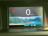 視認性の高いメーター類が、運転に必要な情報を分かりやすく表示します。運転に集中できる、シンプルなデザインです。