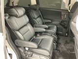 2列目セパレートシートです。左右シートが離れているので開放感が高まります。前席から後席へ移動ができるウォークスルーがとても便利です。
