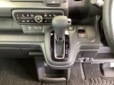 足元スッキリ、インパネシフトです。パーキングブレーキは電子制御パーキングブレーキタイプなので、運転席と助手席の間がスッキリしています。