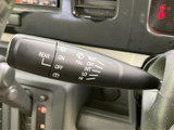 雨天時でもクリアな視界を確保。ワイパーレバーで、運転に必要な視界を確保できます。安全運転をサポートします。