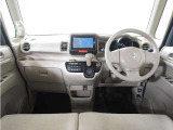 ◆インテリアパネル◆視界広々で非常に運転しやすくロングドライブでも疲れを感じさせないすっきりとまとまったインパネ周りです。