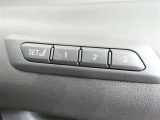 運転席のシートポジションを記憶・再現できるメモリー機能を搭載しています。
