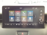 Honda CONNECTディスプレーを搭載しています。ナビ、スマホ連携、車両情報表示、各種設定操作を一つに集約した高機能タッチパネル。直感的に使える便利なインターフェースです。