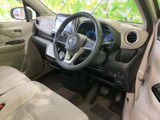 運転席からの視界は良好で、運転しやすい空間です。シートの形状も工夫されており、長距離運転でも疲れにくいでしょう。快適なドライブをお楽しみください。